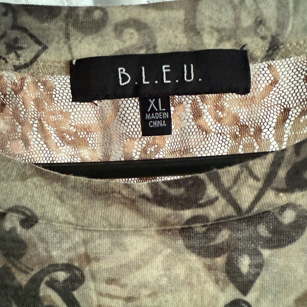 B.L.E.U. (XL)-Intricate Black and Brown Long Sleeve Top with a vintage look - Picture 3 of 3